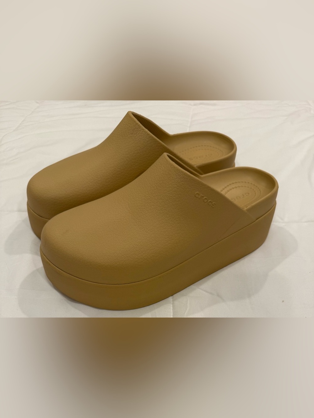 Crocs Dylan Platform Clogs – Size 11 (Wheat/Tan)